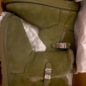 Brand New Bailey UGG Metal Graphic for Women